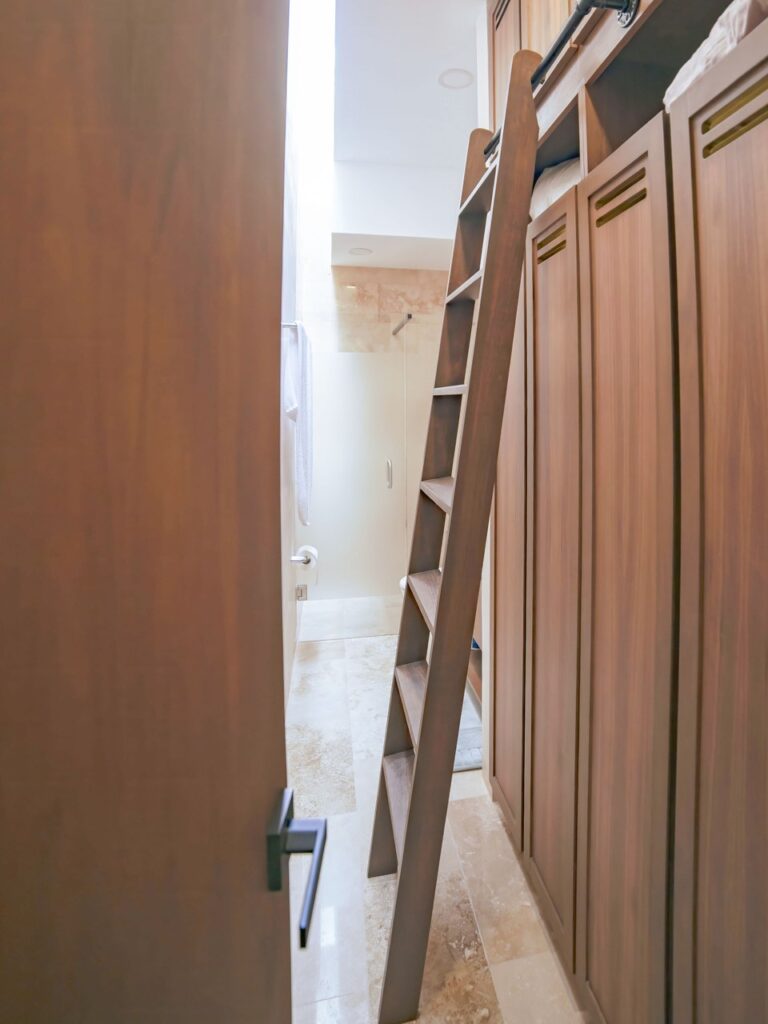 Escalera de madera en closet en Casa Maru