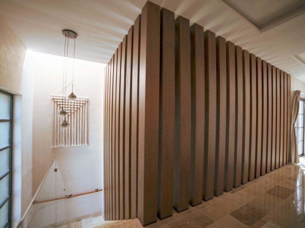 Muro de paneles de madera a medida en Casa Maru