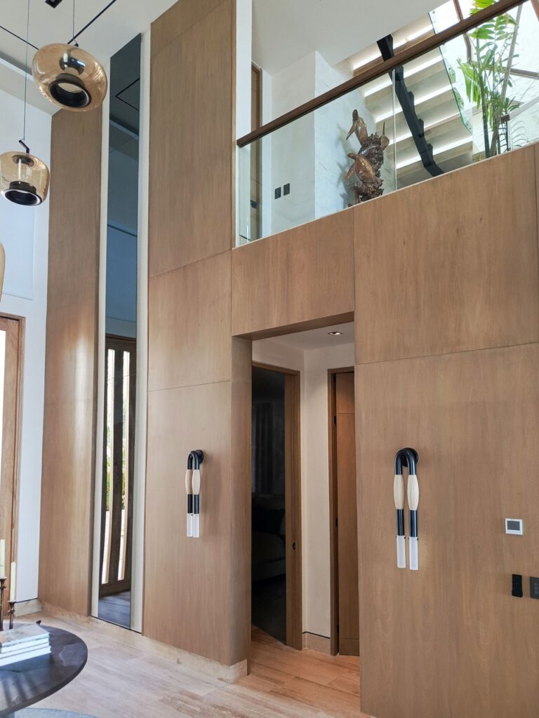 Vestíbulo con paneles de madera de flor morado, Casa Vida Akumal