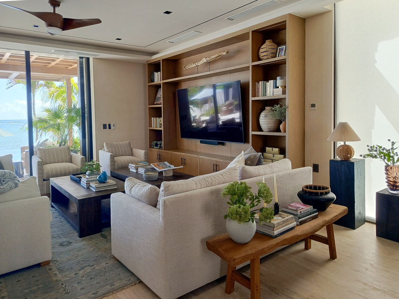 Centro de entretenimiento en madera a medida, Casa Vida Akumal