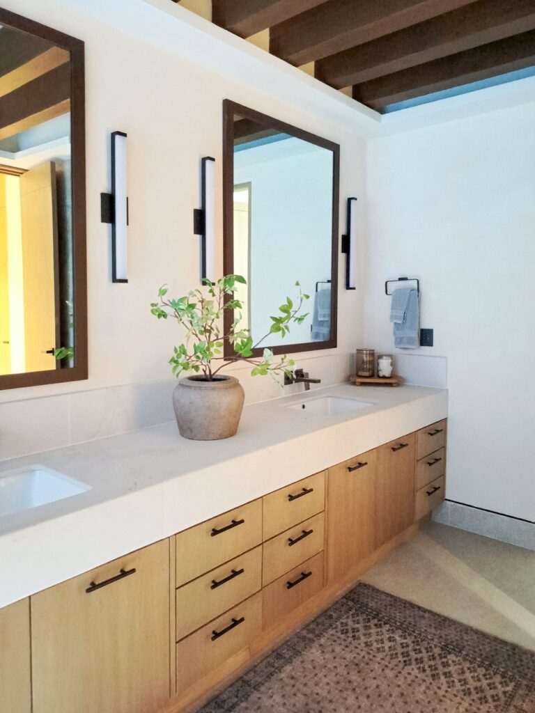 Baño con doble tocador de madera, Casa Vida Akumal