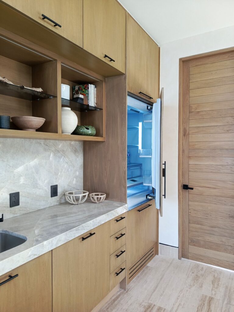 Refrigerador panelable en cocina auxiliar en madera, Casa Vida, Akumal
