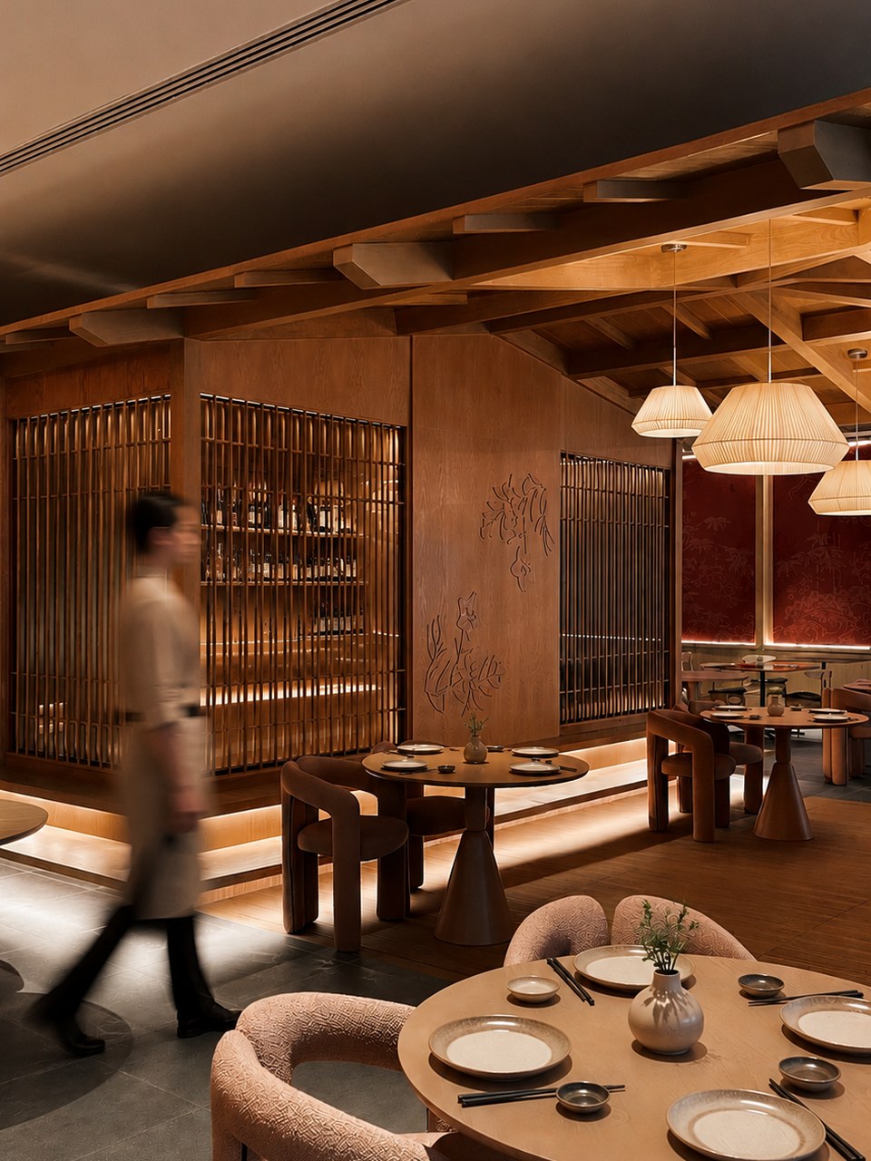 Mesero caminando entre mesas del comedor de un restaurante japonés en Puerto Morelos