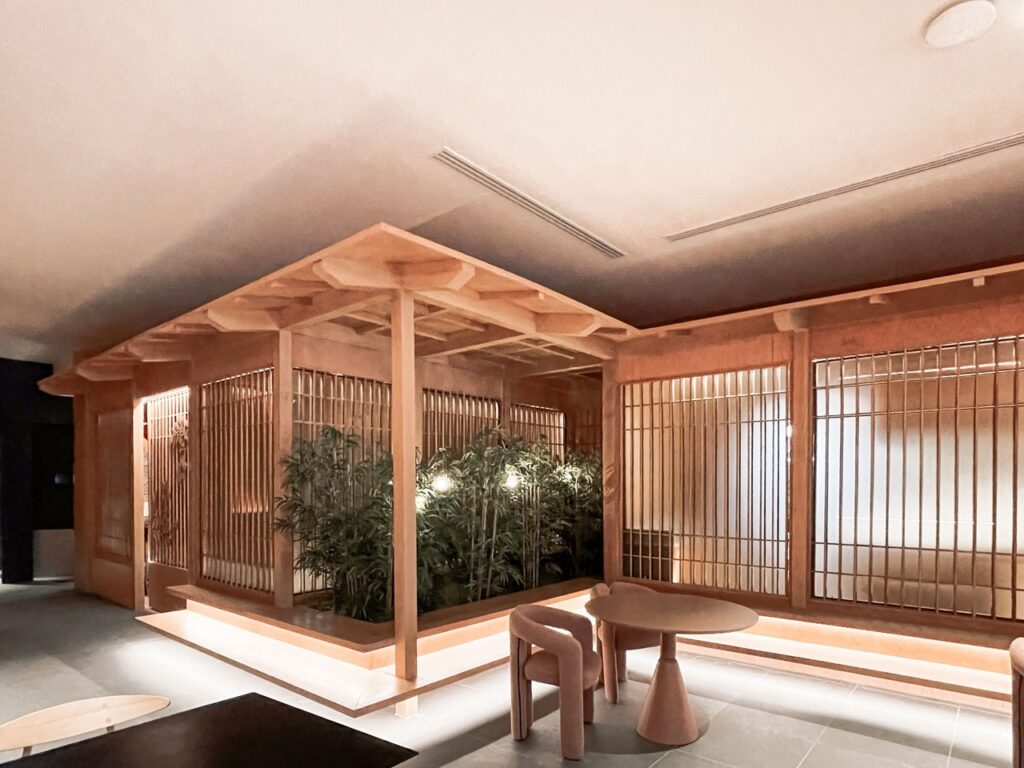 Cabaña tradicional japonesa en madera con celosías y bambú, restaurante Spice XPN Japonés, Excellence Riviera Cancún