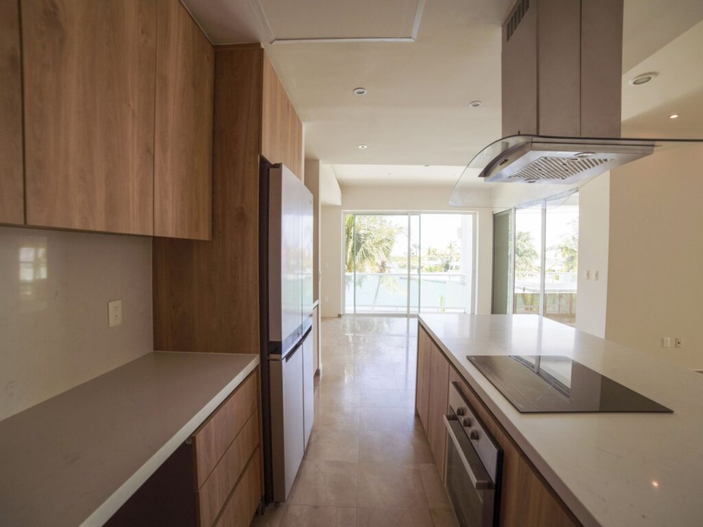 Pasillo de cocina con gabinetes de madera, Gran Península