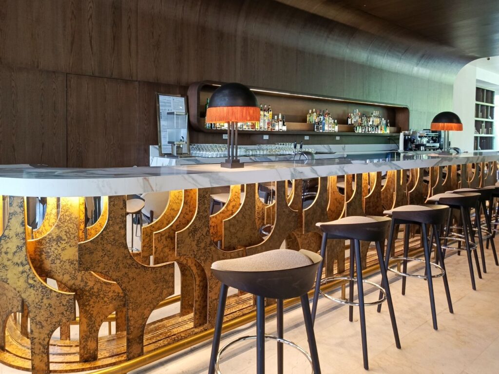 Barra de bar con recubrimiento en madera, Lobby Princess