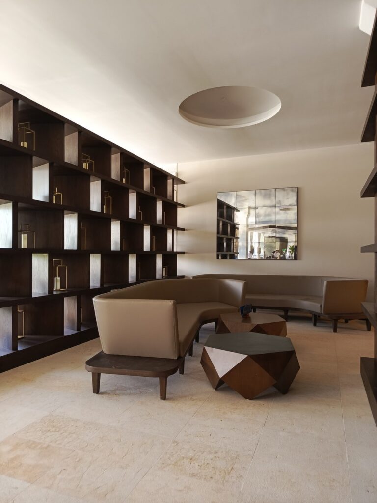 Mesa de centro geométrica en madera, Lobby Princess Resort