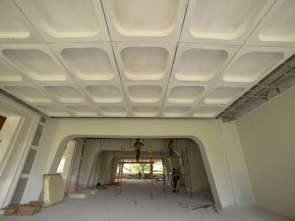 Equipo instalando plafón de poliuretano en obra
