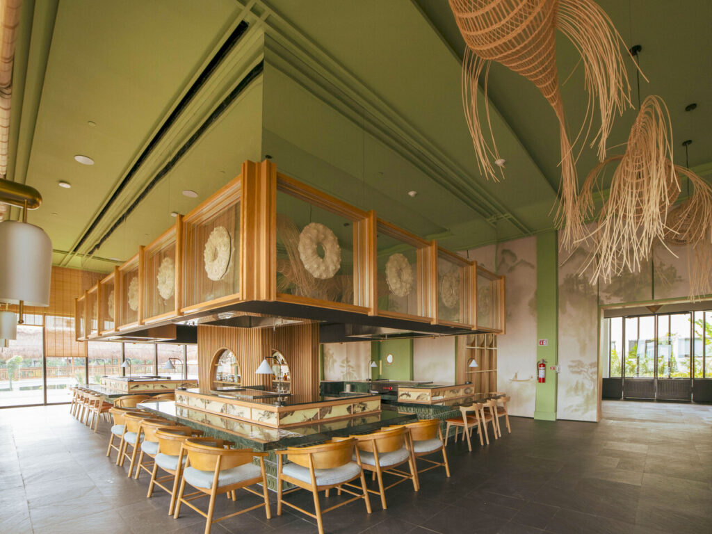 Salón de Sayura Teppanyaki con lámparas de fibra tejida colgantes