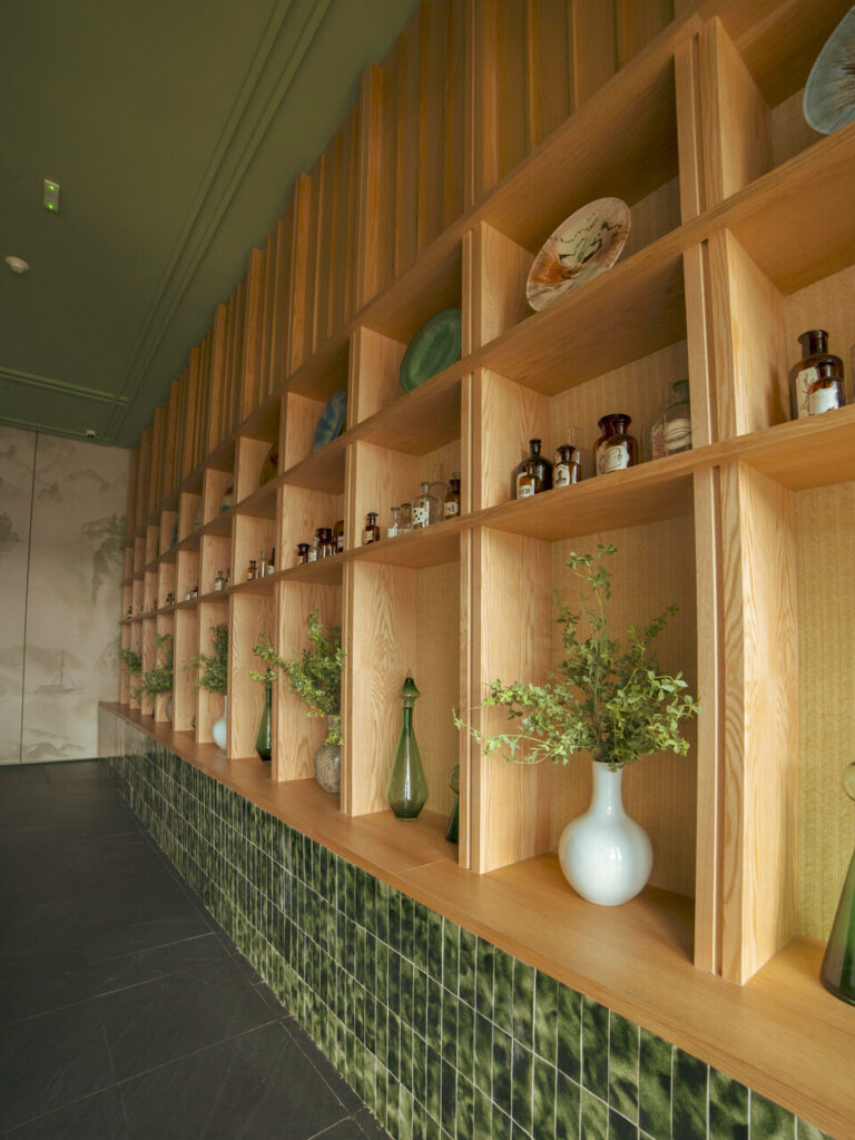 Muebles de madera con botellas y floreros decorativos, Sayura