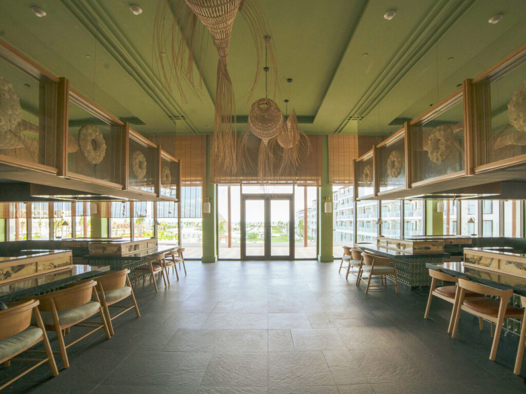 Lounge de Sayura Teppanyaki con muro de cojines plisados, Ocean Allure