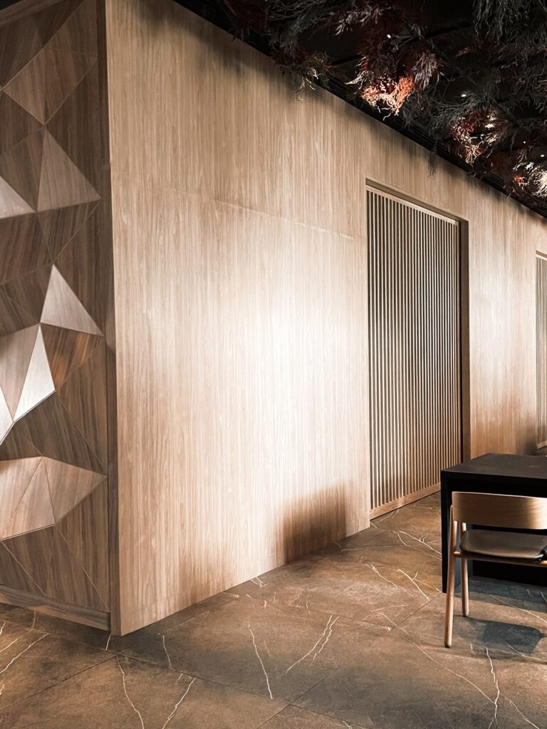 Puerta corredera con celosía de madera junto a muro liso — Spice, Excellence