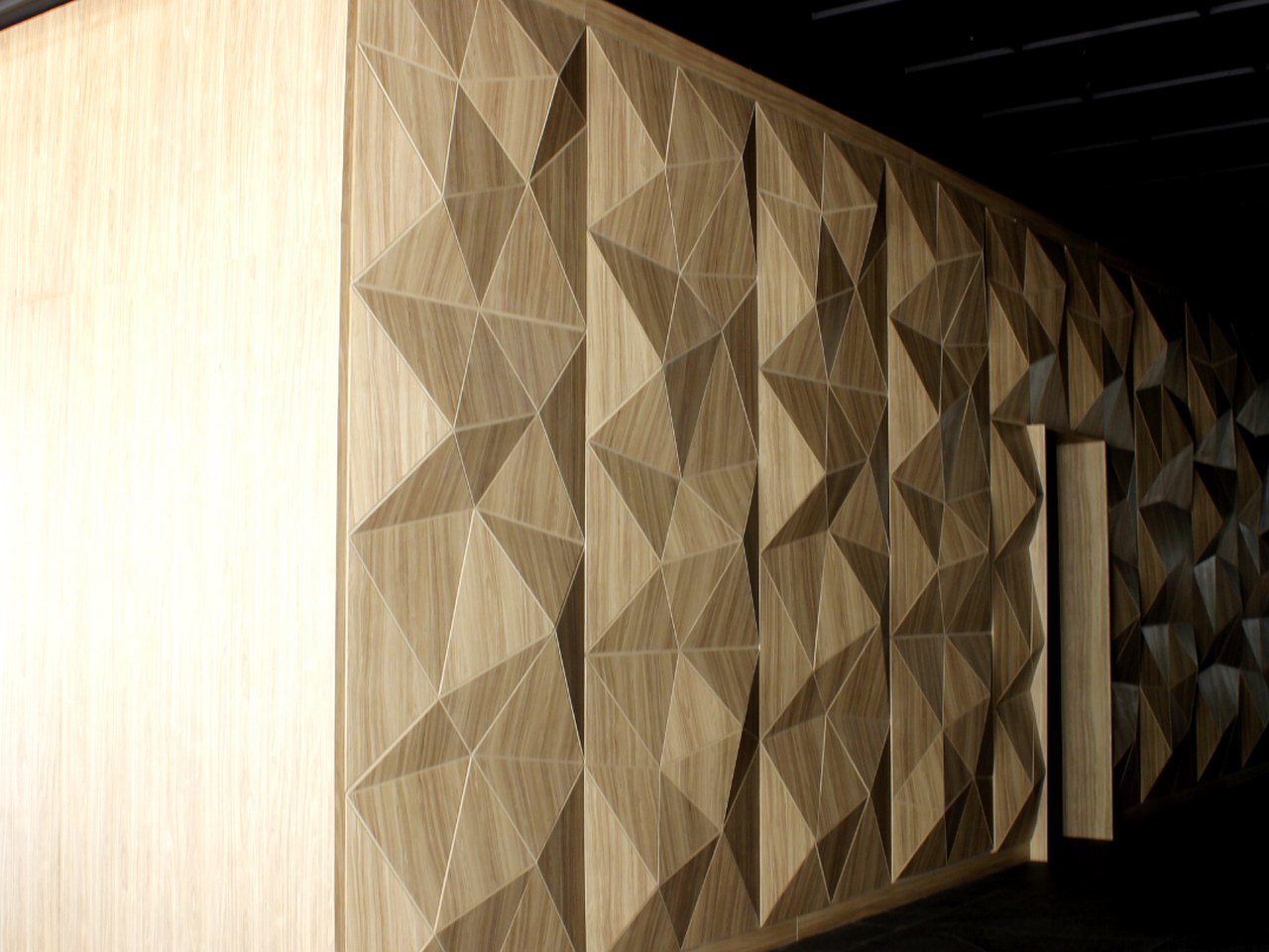 Esquina de muro facetado 3D con puerta corrediza en celosía