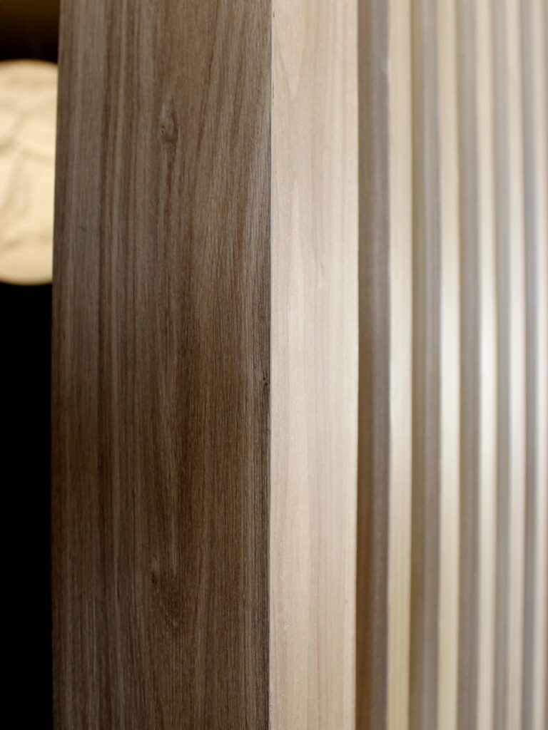 Detalle macro de veta de madera en muro facetado