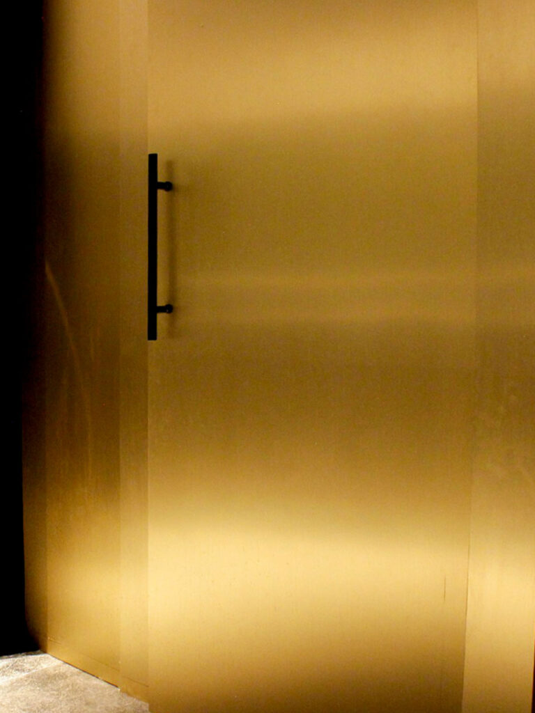 Puerta de acabado dorado en HPL con manija negra — Spice, Excellence