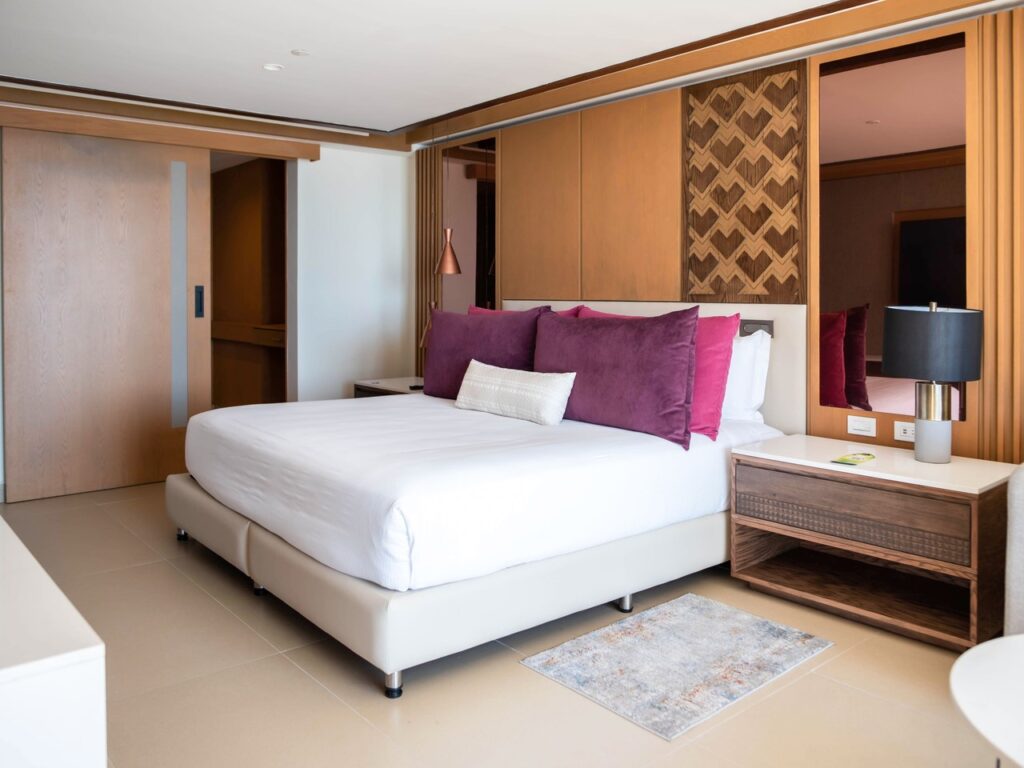 Recámara de suite Royalton con mobiliario de madera hecho a medida