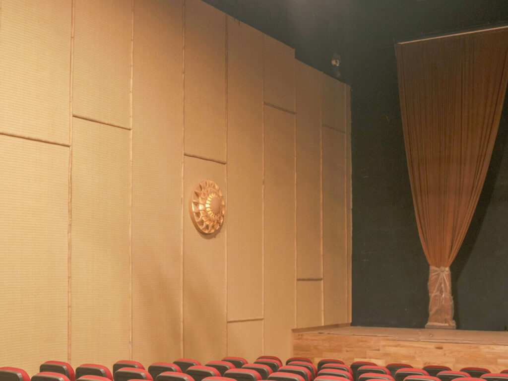 Escenario con cortina (horizontal)