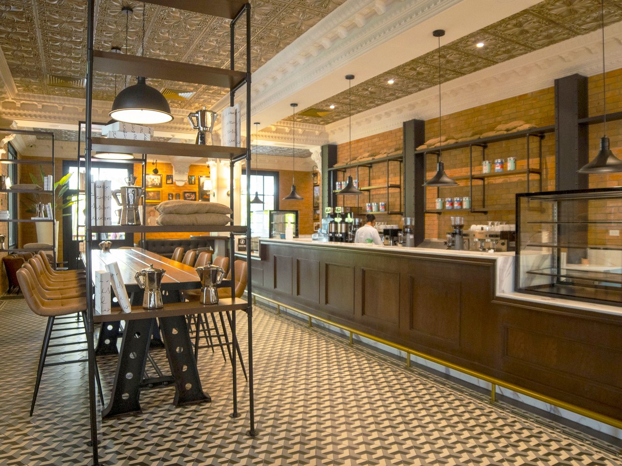 Barra y mesa alta comunitaria en carpintería, Cafetería Internacional