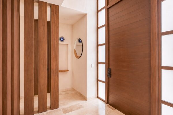 Vestíbulo con paneles de madera ranurada en Casa Maru