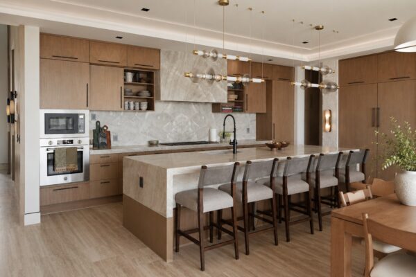 Cocina principal con isla y gabinetes de madera, Casa Vida Akumal