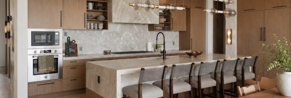 Cocina principal con isla y gabinetes de madera, Casa Vida Akumal