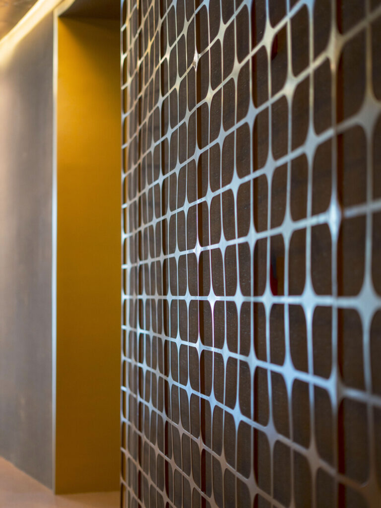 Detalle de muro perforado en metal con corte láser, cava Grand Princess