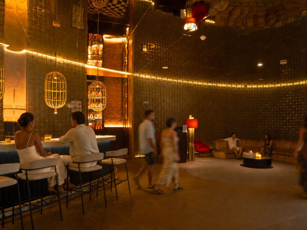Lobby de espera y cava con muro perforado dorado, Grand Princess PDC