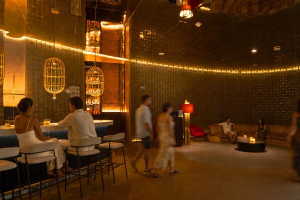 Lobby de espera y cava con muro perforado dorado, Grand Princess PDC