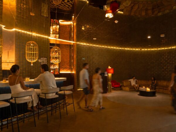 Lobby de espera y cava con muro perforado dorado, Grand Princess PDC