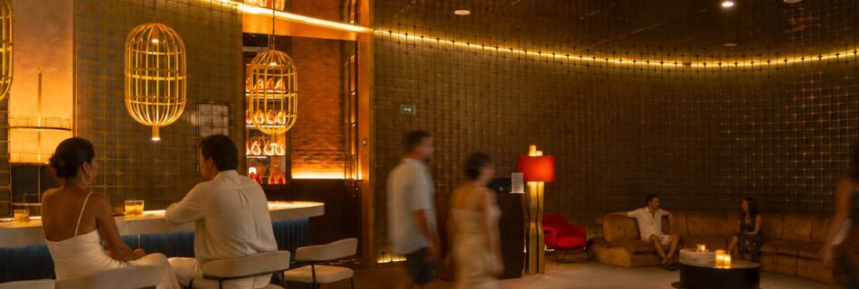 Lobby de espera y cava con muro perforado dorado, Grand Princess PDC