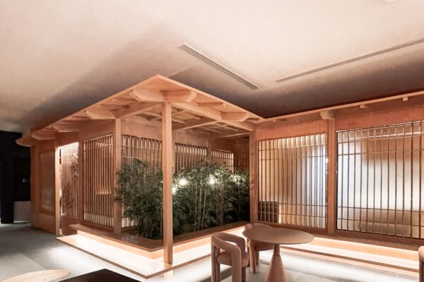 Cabaña tradicional japonesa en madera con celosías y bambú, restaurante Spice XPN Japonés, Excellence Riviera Cancún