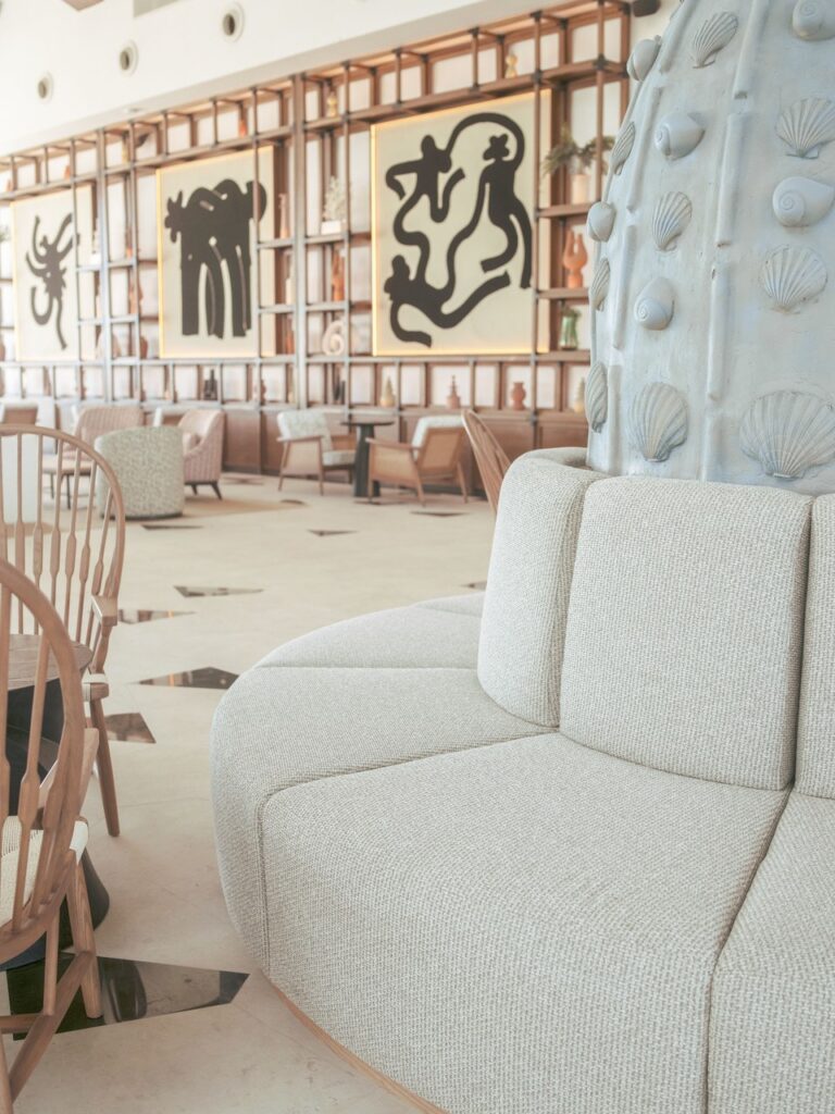 Booths en recepción y mueble estantería en el fondo