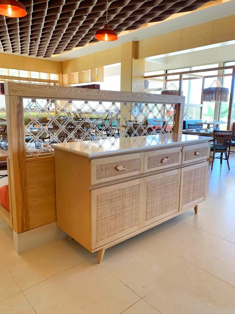 Credenza de madera con paneles de ratán tejido, Restaurante Marea