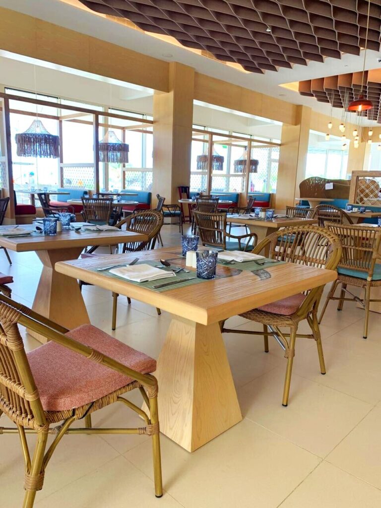 Comedor con mobiliario de ratán y lámparas de fleco, Marea