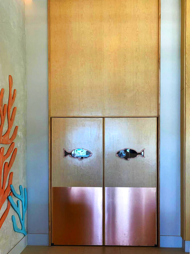 Detalle de puertas dobles talladas con motivo de concha, Marea Aruba