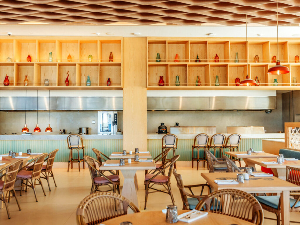 Anaqueles de madera con floreros de vidrio de colores, Restaurante Marea, Aruba