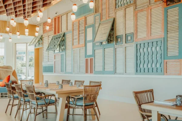área de comedor de restaurante Marea con apliques d ventanas en madera