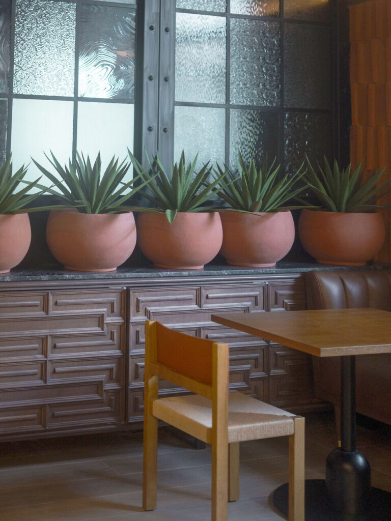 Mueble bajo con puertas talladas y booth tapizado, Restaurante Mexicano Princess