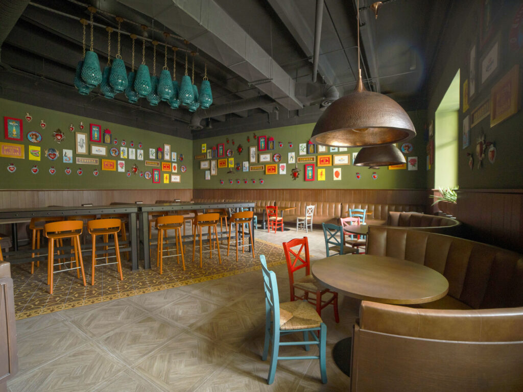 Área tipo taberna con barra, booths y sofás a medida, Restaurante Mexicano