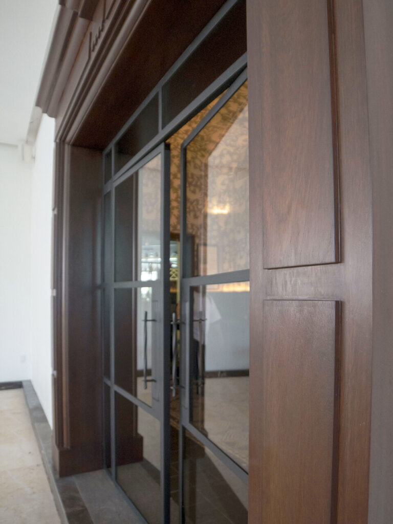 Puerta monumental de madera con cristal emplomado, Restaurante Mexicano Princess