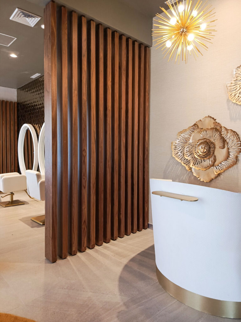 Recepción con celosía de madera y lámpara dorada tipo sol, Spa Grand Riviera