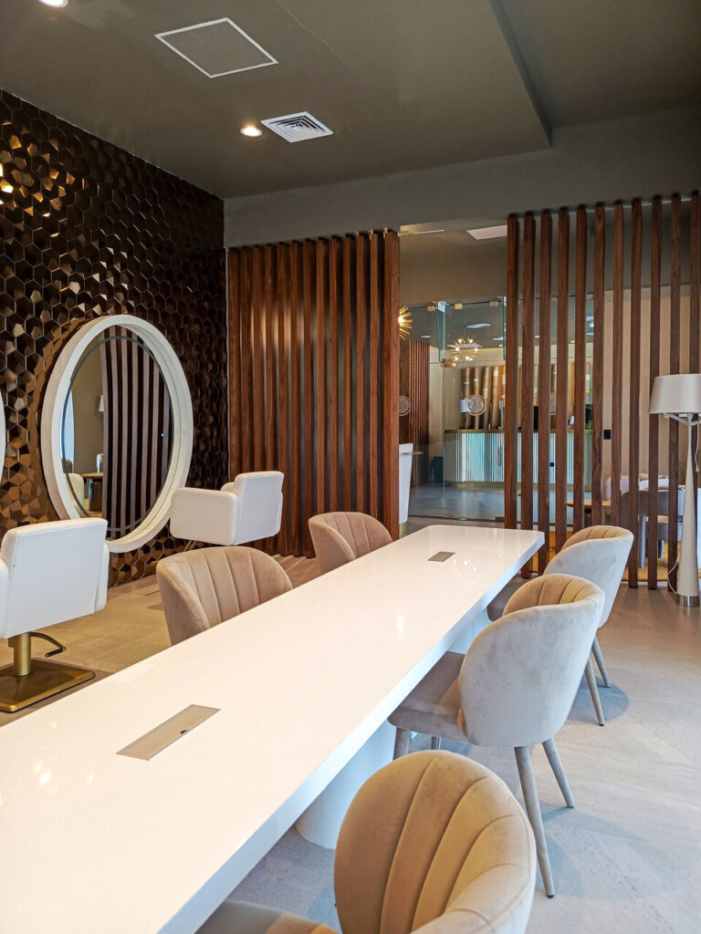 Salón de belleza con espejo circular y muro hexagonal dorado, Spa Princess