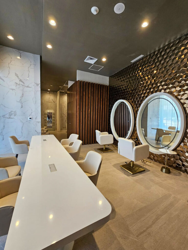 Área de salón con sillones dorados y espejos circulares, Spa Princess