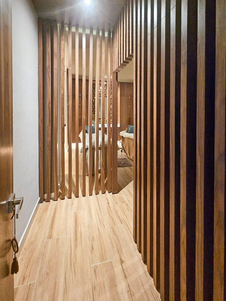 Pasillo de celosía de madera hacia sala de masajes, Spa Princess