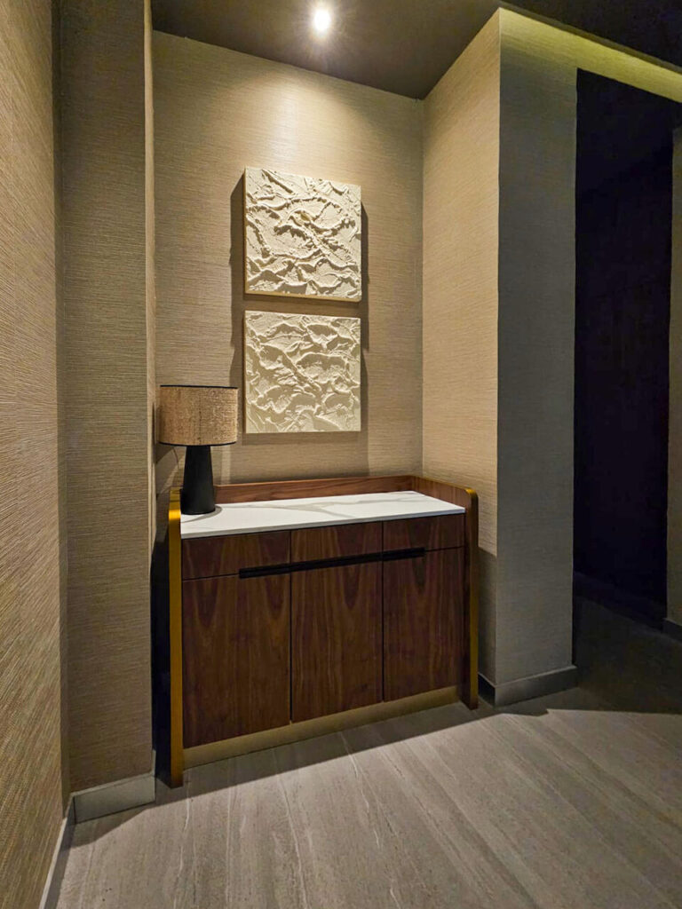 Consola de madera con arte textural y lámpara, Spa Princess