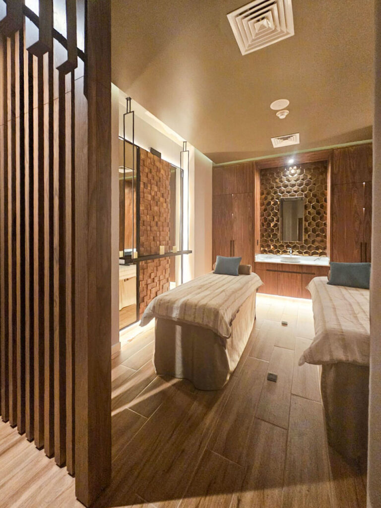 Sala de masajes con acento hexagonal en madera, Grand Riviera Princess