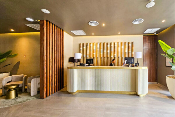 Recepción del spa con celosía de madera y papel tapiz enrollado, vista amplia