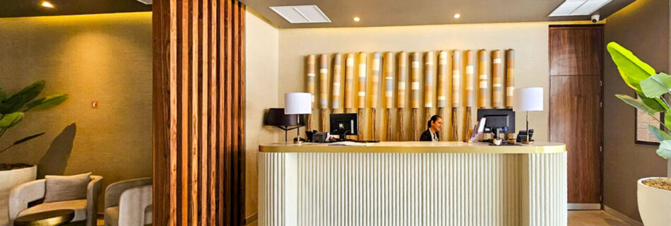 Recepción del spa con celosía de madera y papel tapiz enrollado, vista amplia