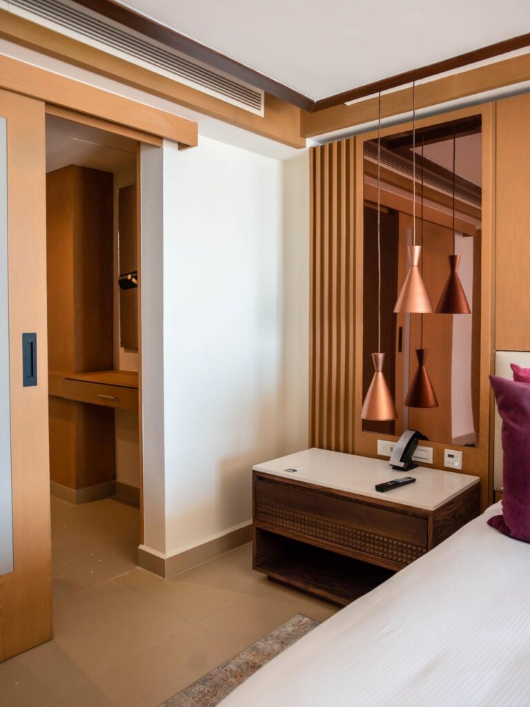 Buró de madera tallada junto a puerta corrediza en suite Royalton