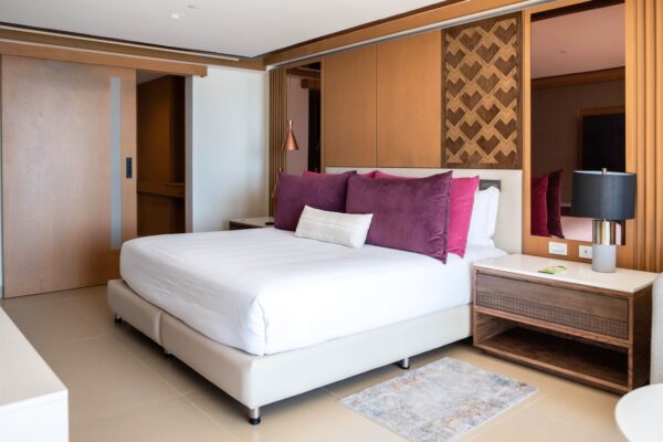 Recámara de suite Royalton con mobiliario de madera hecho a medida
